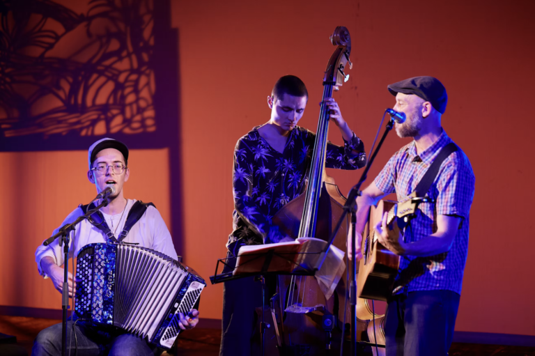 Koncert kapely Ganifim na lodi Tajemství
